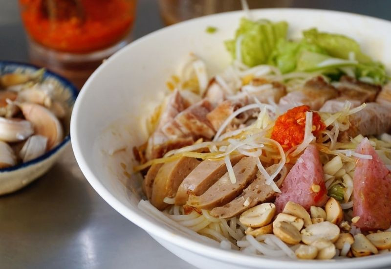 Bún mắm nêm với topping đa dạng, đậm vị (Ảnh: Sưu tầm)